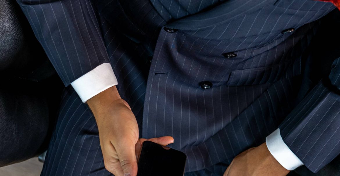 How Do You Choose the Right Tailor to Stitch Your Suits?