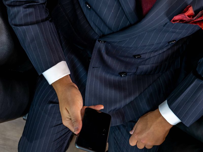 How Do You Choose the Right Tailor to Stitch Your Suits?